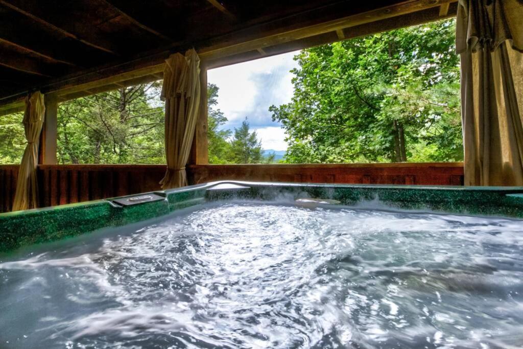 סביירוויל Nice View Fireplace, Hot Tub, Porch Bed, Private מראה חיצוני תמונה
