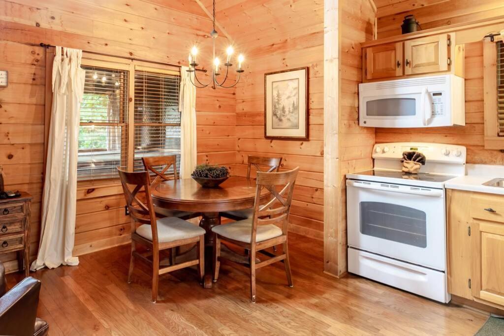סביירוויל Nice View Fireplace, Hot Tub, Porch Bed, Private מראה חיצוני תמונה